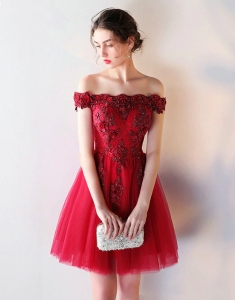 Rochie eleganta rosie cu aplicatii floarale